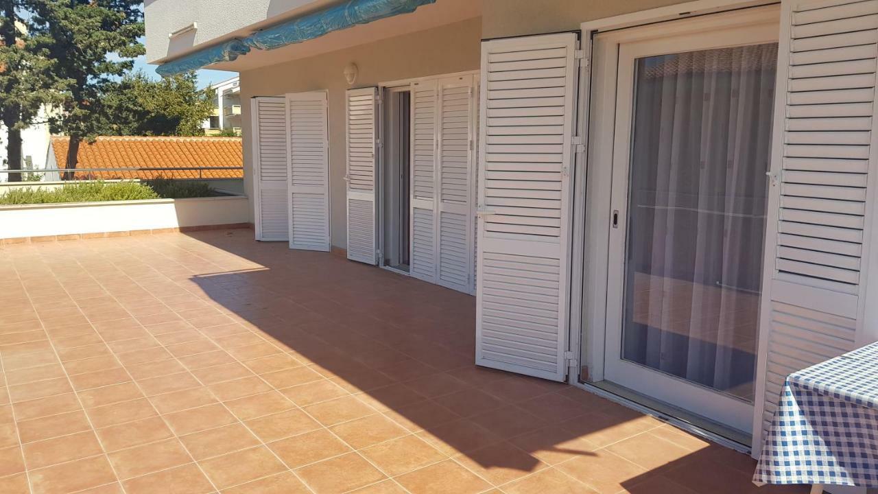 Apartments Biba Новаля Екстериор снимка