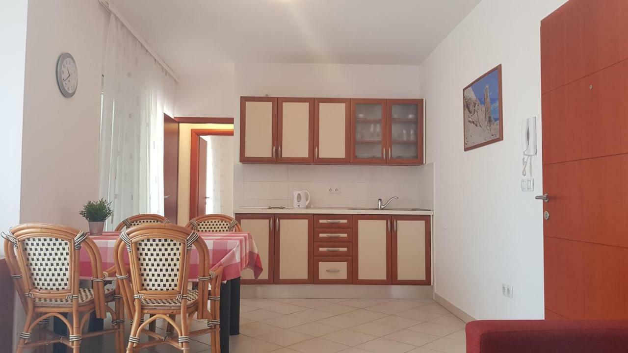 Apartments Biba Новаля Екстериор снимка