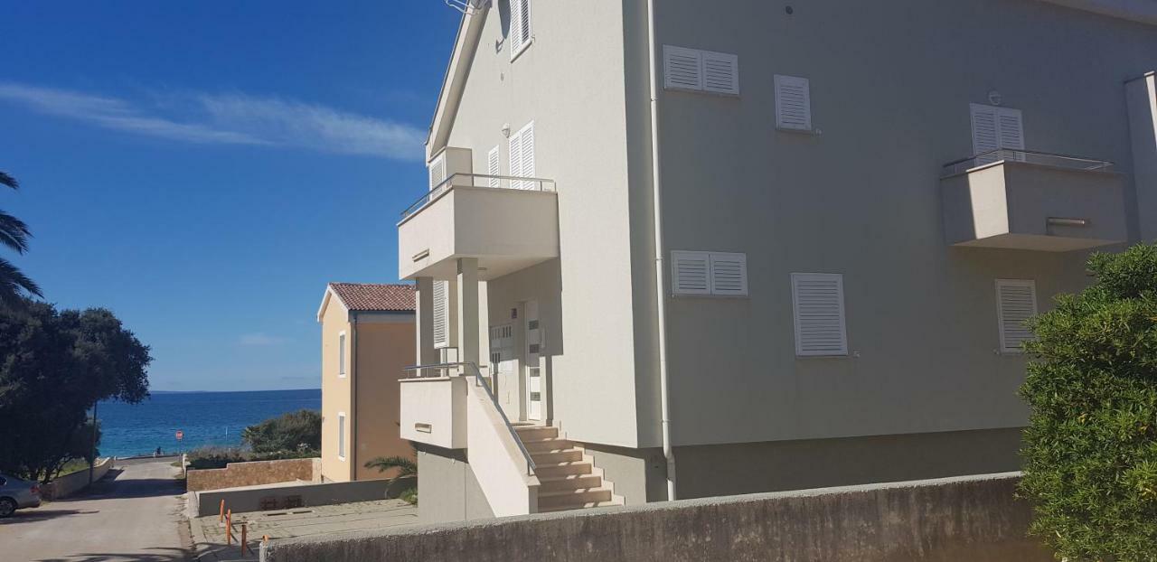 Apartments Biba Новаля Екстериор снимка