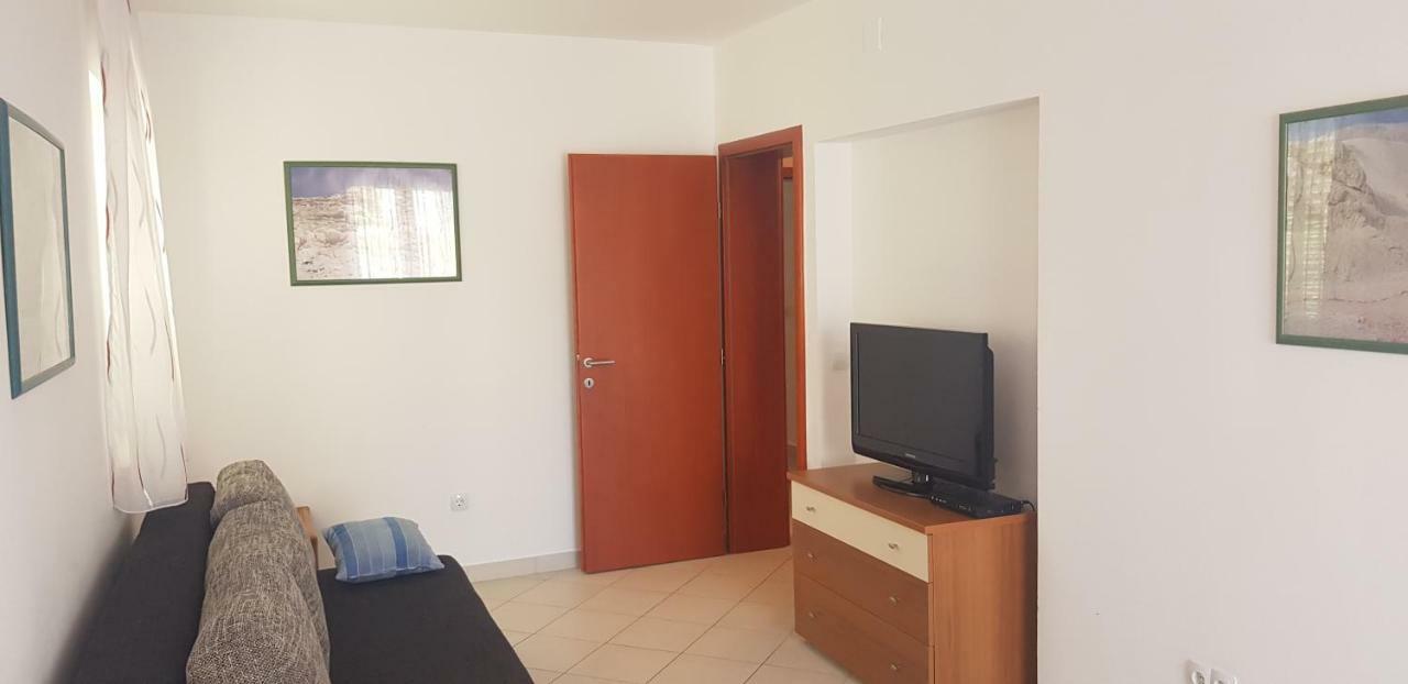 Apartments Biba Новаля Екстериор снимка