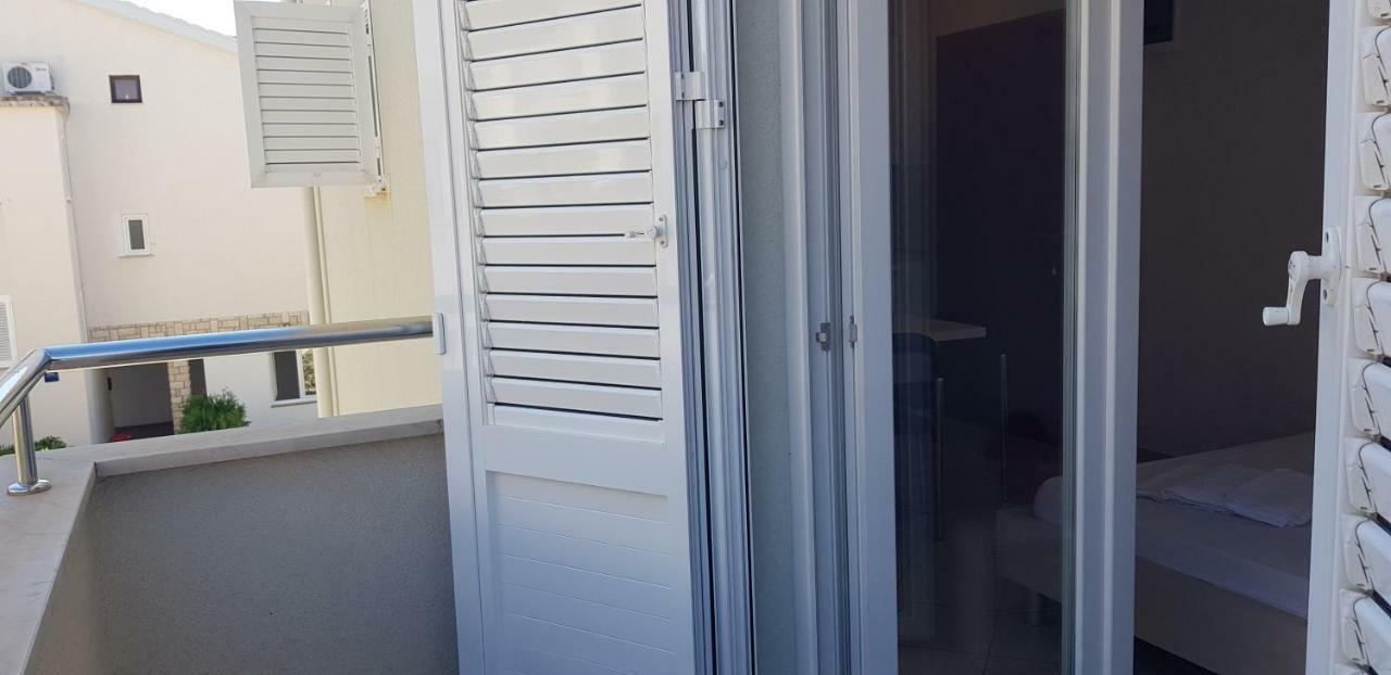 Apartments Biba Новаля Екстериор снимка