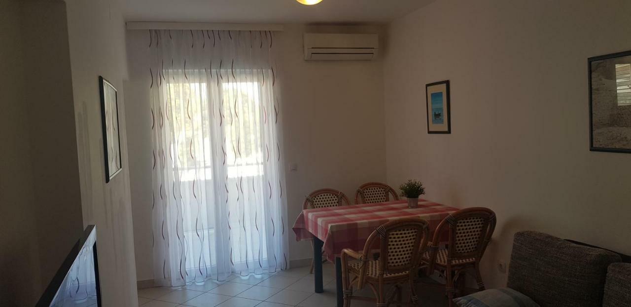 Apartments Biba Новаля Екстериор снимка