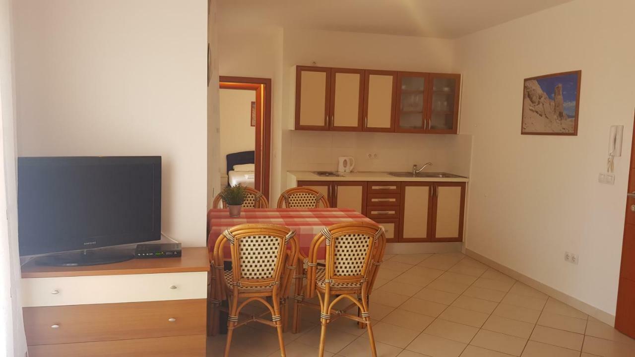 Apartments Biba Новаля Екстериор снимка