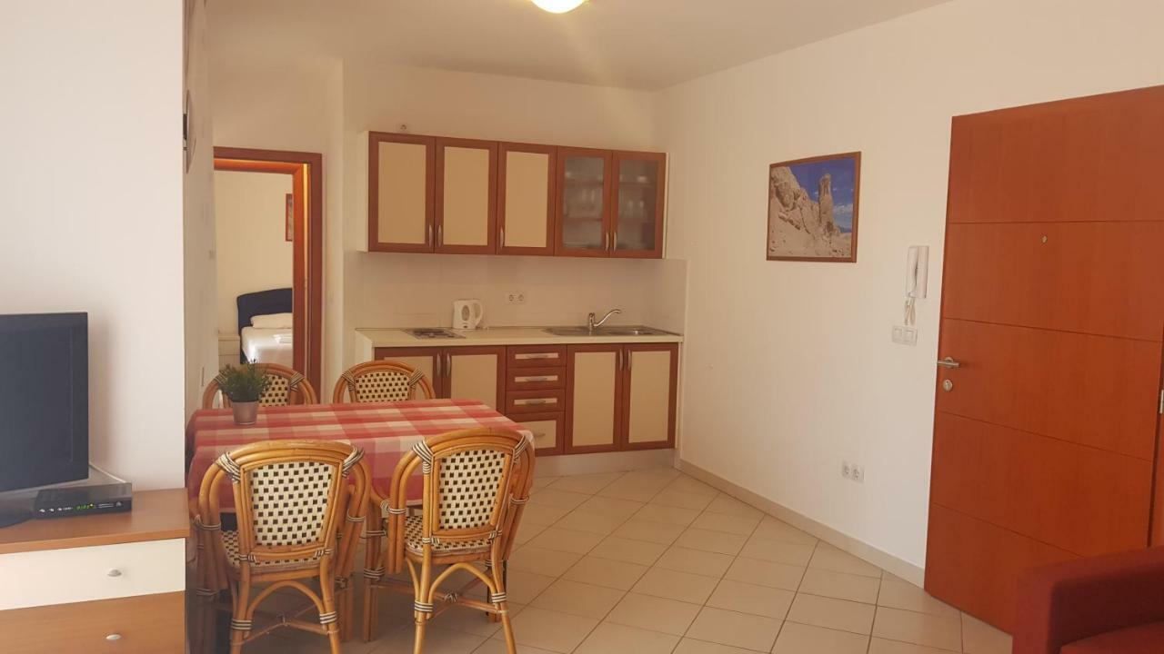 Apartments Biba Новаля Екстериор снимка