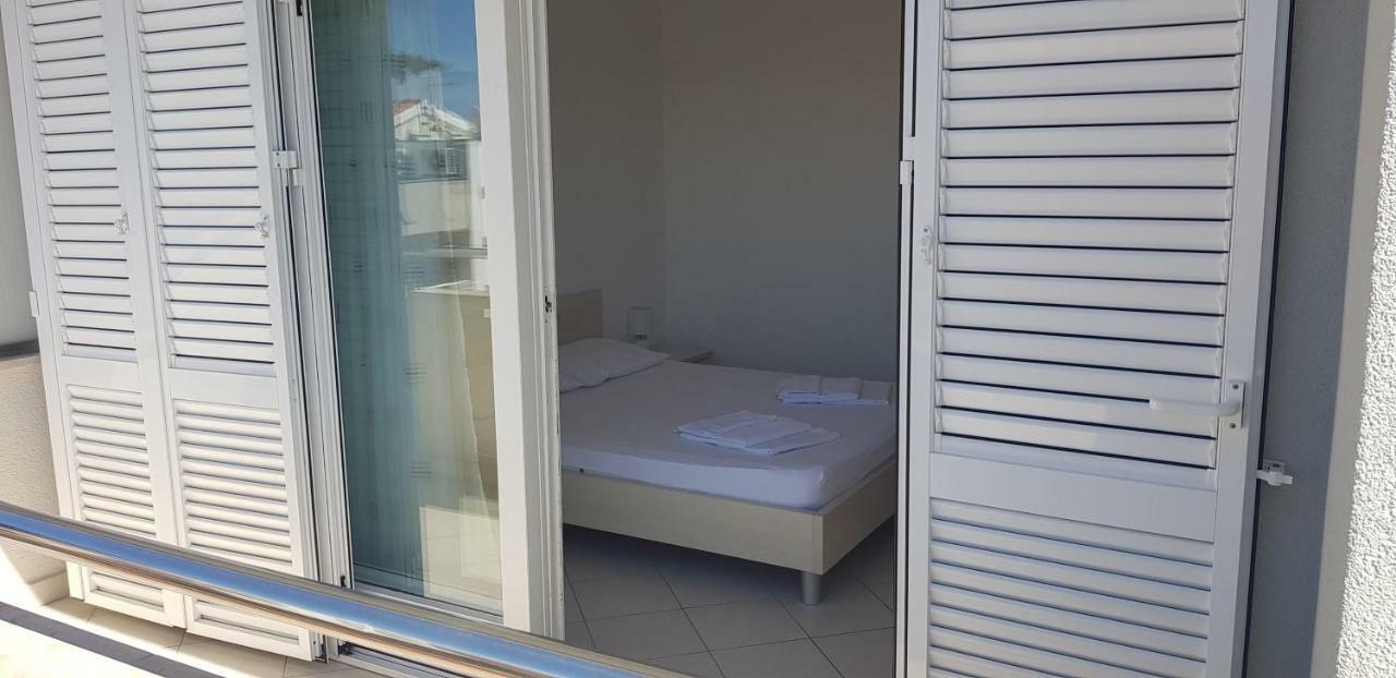 Apartments Biba Новаля Екстериор снимка
