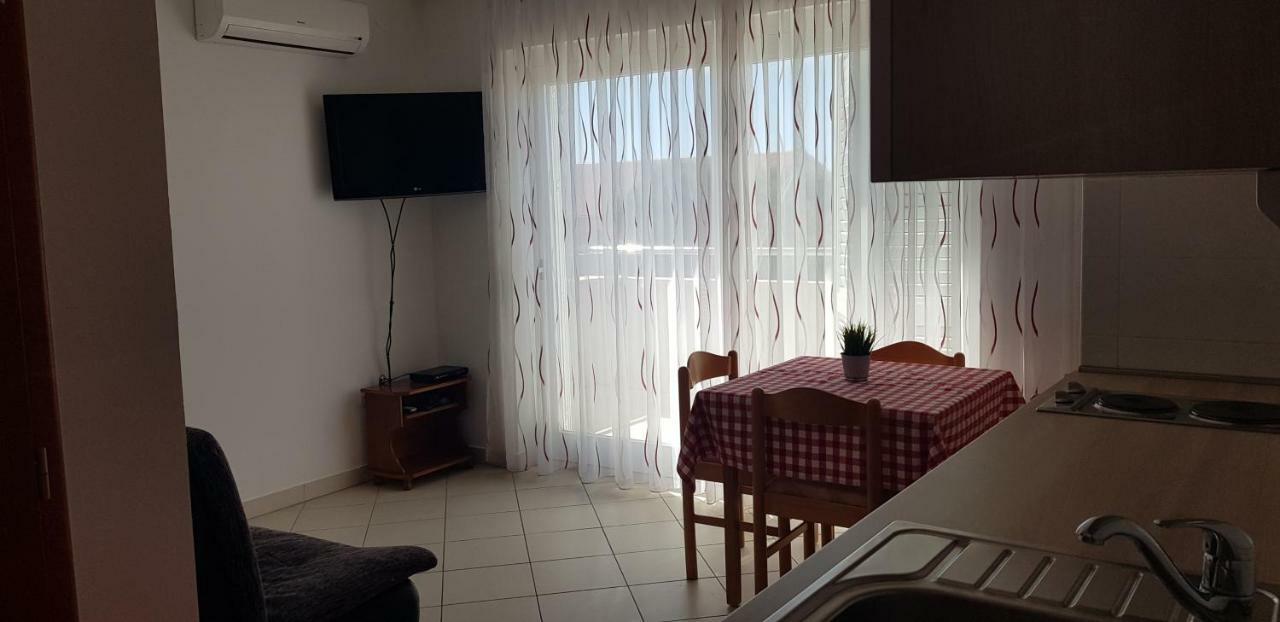 Apartments Biba Новаля Екстериор снимка